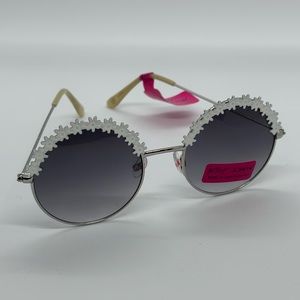 Betsy Johnson White Flower Round UV Sunglasses NWT